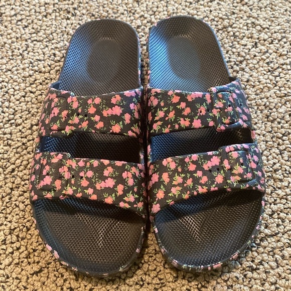 Freedom Moses Black & Pink Floral Sandals Size 37/38 in Like New Condition - Picture 1 of 5